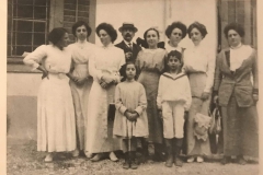 A família Buzaglo (sem rapazes) com Sara Seruya. 1910/1911